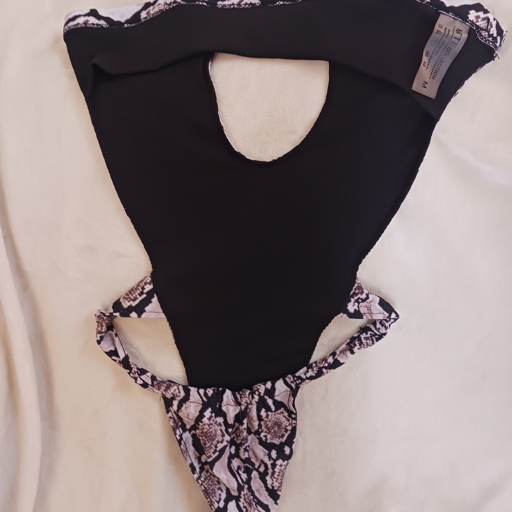 Bathing suits - Picture 9 of 10